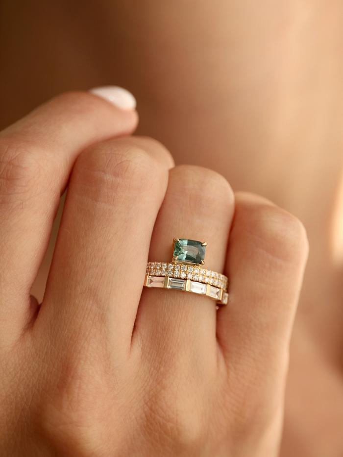 Nangi fine jewelry - teal / Peacock sapphire ring in yellow gold