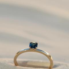 Nangi fine jewelry - blue sapphire ring in yellow gold