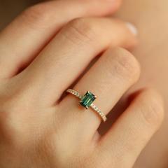 Nangi fine jewelry - green sapphire ring in yellow gold