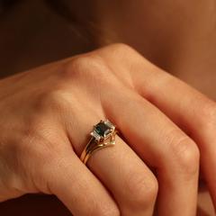 Nangi fine jewelry - green sapphire ring in yellow gold