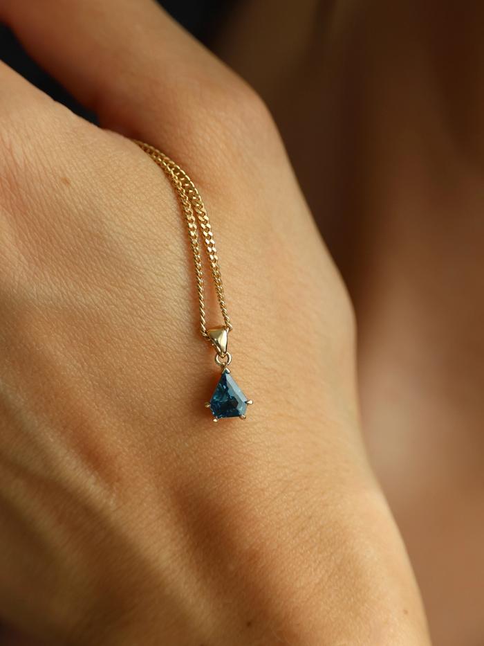 Nangi fine jewelry - blue pendant in yellow gold