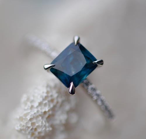 Nangi fine jewelry - teal sapphire ring in white gold