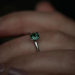 Nangi fine jewelry - green sapphire ring in white gold