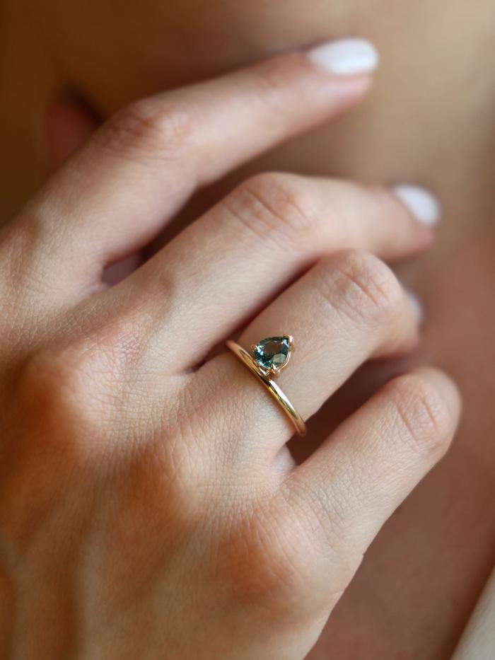 Nangi fine jewelry - green ring in yellow gold
