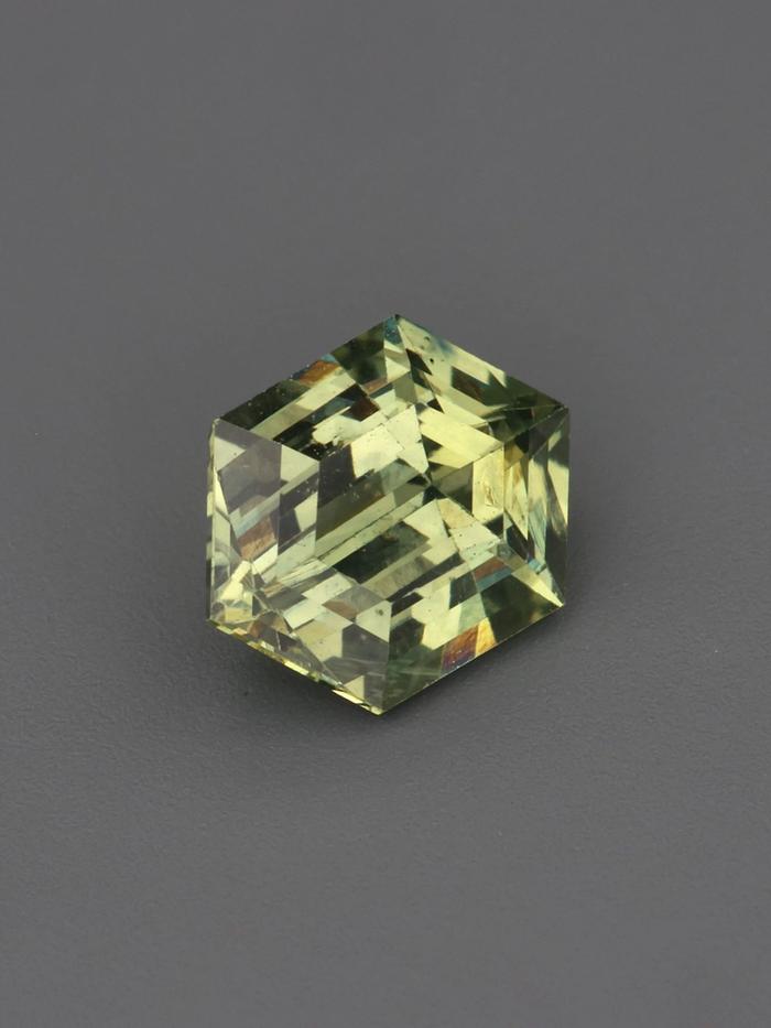 Nangi fine jewelry - green gemstone in gold