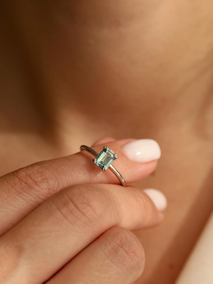 Nangi fine jewelry - green ring in white gold