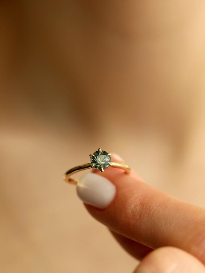 Nangi fine jewelry - green sapphire ring in yellow gold