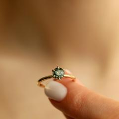 Nangi fine jewelry - green sapphire ring in yellow gold