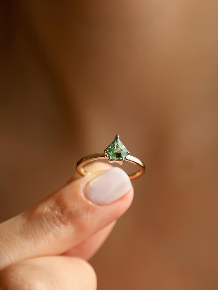 Nangi fine jewelry - green ring in yellow gold