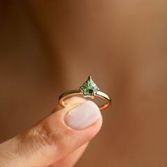 Nangi fine jewelry - green ring in yellow gold