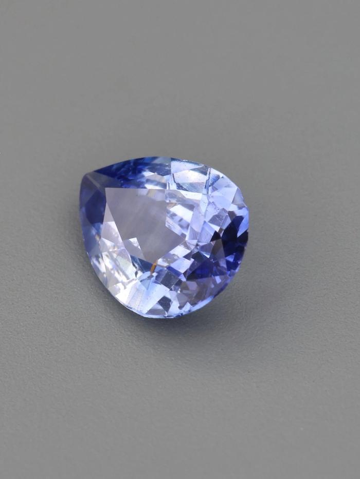 Nangi fine jewelry - blue sapphire gemstone in gold