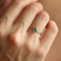 Nangi fine jewelry - green ring in yellow gold