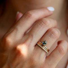 Nangi fine jewelry - green ring in yellow gold