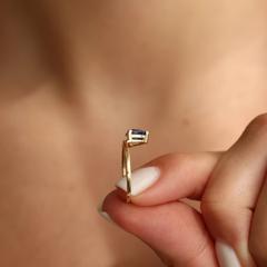 Nangi fine jewelry - blue sapphire ring in yellow gold