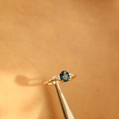 Nangi fine jewelry - blue ring in yellow gold