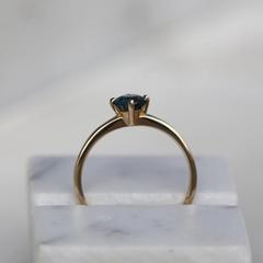 Nangi fine jewelry - teal / Peacock sapphire ring in yellow gold