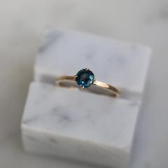 Nangi fine jewelry - teal / Peacock sapphire ring in yellow gold