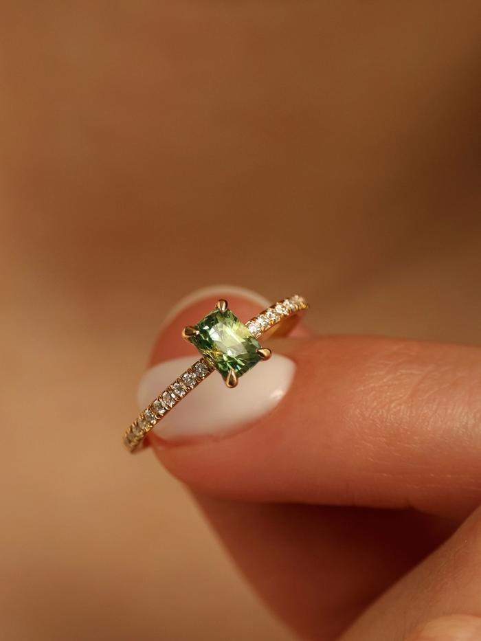 Nangi fine jewelry - green sapphire ring in yellow gold