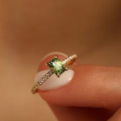 Nangi fine jewelry - green sapphire ring in yellow gold