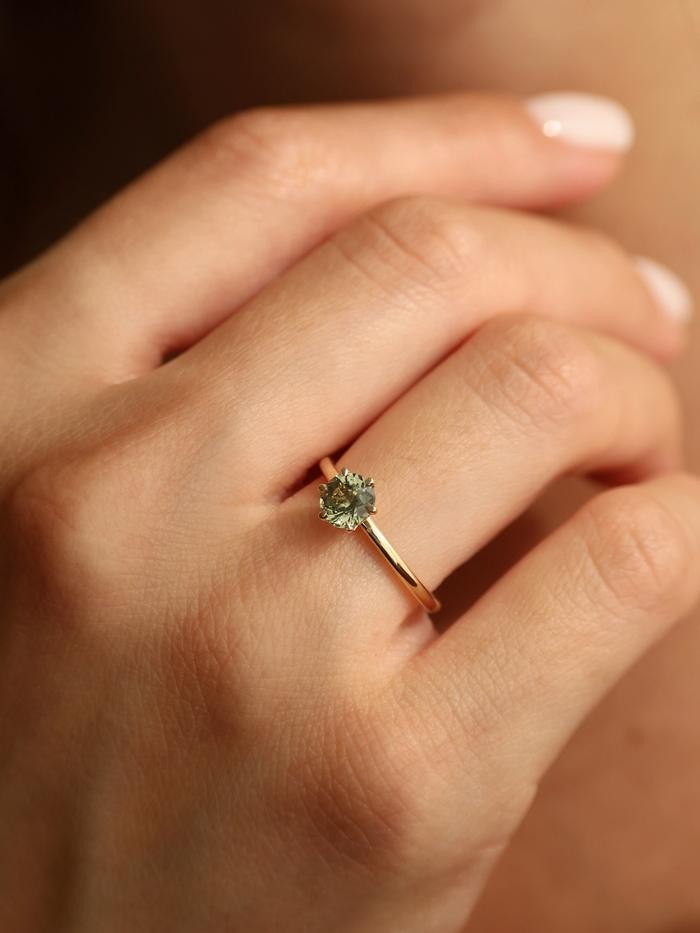 Nangi fine jewelry - green ring in yellow gold