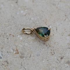 Nangi fine jewelry - teal / Peacock sapphire necklace in yellow gold