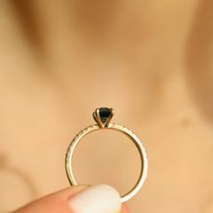 Nangi fine jewelry - green sapphire ring in yellow gold