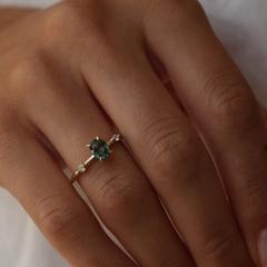 Nangi fine jewelry - teal / Peacock sapphire ring in yellow gold
