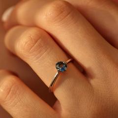 Nangi fine jewelry - blue sapphire ring in white gold