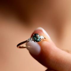 Nangi fine jewelry - teal / Peacock ring in yellow gold