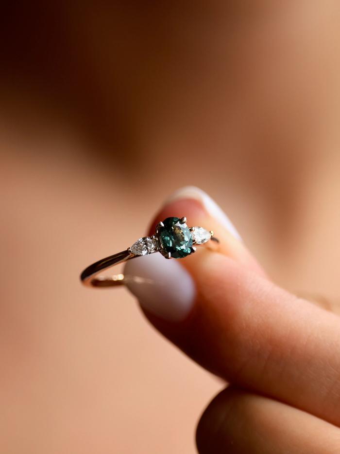 Nangi fine jewelry - teal / Peacock ring in yellow gold