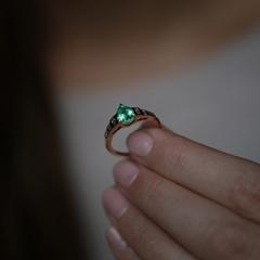 Nangi fine jewelry - green emerald ring in yellow gold