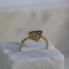 Nangi fine jewelry - green sapphire ring in yellow gold