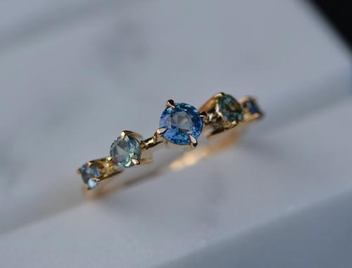 Nangi fine jewelry - teal sapphire ring in yellow gold