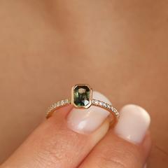 Nangi fine jewelry - green sapphire ring in yellow gold