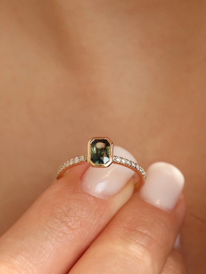 Nangi fine jewelry - green sapphire ring in yellow gold