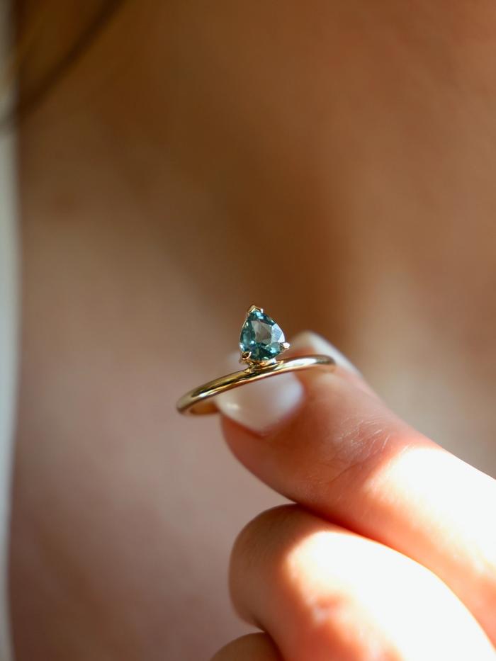 Nangi fine jewelry - green ring in yellow gold