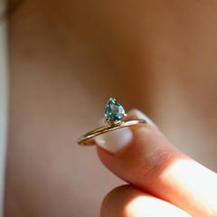 Nangi fine jewelry - green ring in yellow gold