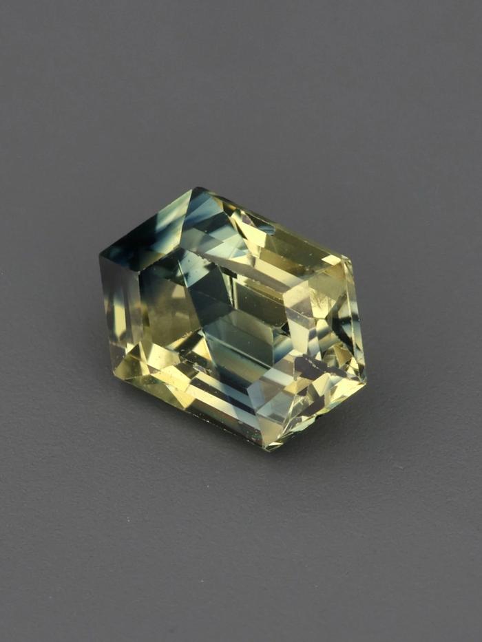 Nangi fine jewelry - green gemstone in gold