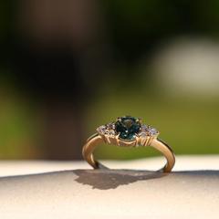 Nangi fine jewelry - teal / Peacock sapphire ring in yellow gold