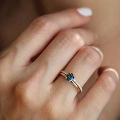 Nangi fine jewelry - teal / Peacock sapphire ring in yellow gold