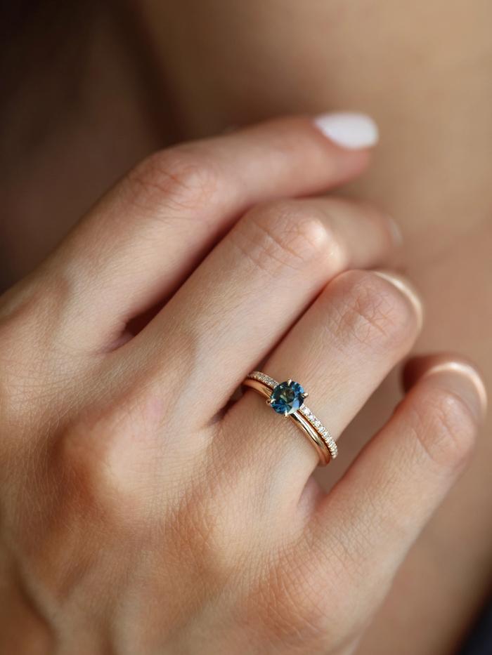 Nangi fine jewelry - teal / Peacock sapphire ring in yellow gold