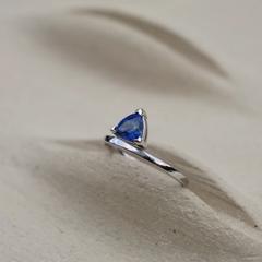 Nangi fine jewelry - blue sapphire ring in white gold