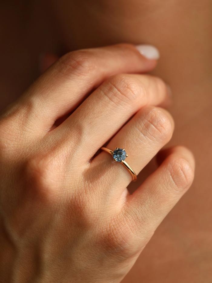 Nangi fine jewelry - teal / Peacock ring in yellow gold