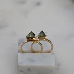 Nangi fine jewelry - green sapphire ring in yellow gold