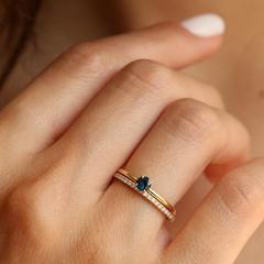 Nangi fine jewelry - blue sapphire ring in yellow gold