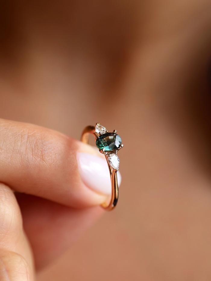 Nangi fine jewelry - teal / Peacock ring in yellow gold