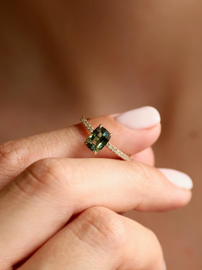 Nangi fine jewelry - green ring in yellow gold
