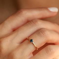 Nangi fine jewelry - blue sapphire ring in yellow gold