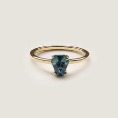 Nangi fine jewelry - blue sapphire ring in yellow gold