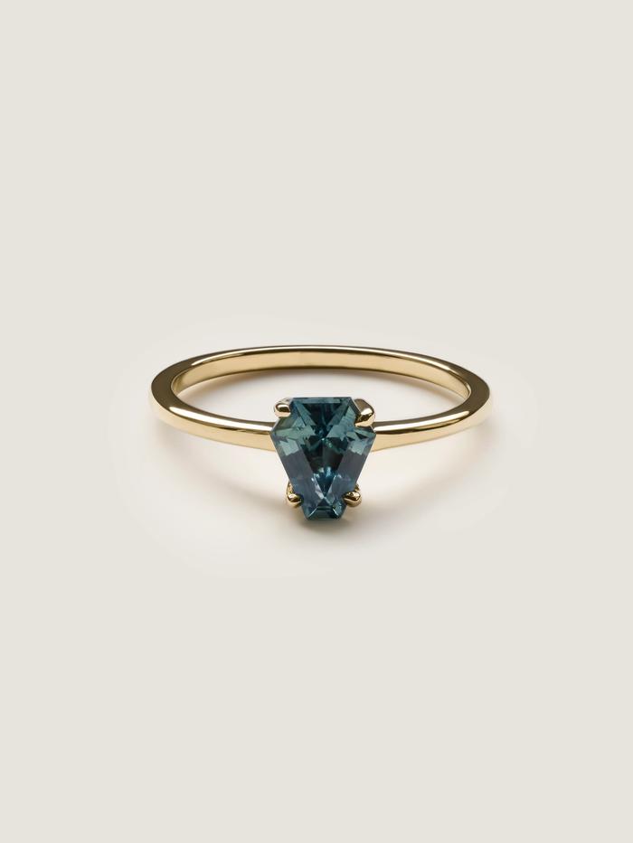 Nangi fine jewelry - blue sapphire ring in yellow gold